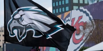 Lo invitan a ver a las Águilas de Filadelfia y llega con un jersey del América