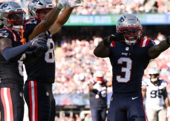 Patriots arrollan a los Panthers con dominio en las tres fases